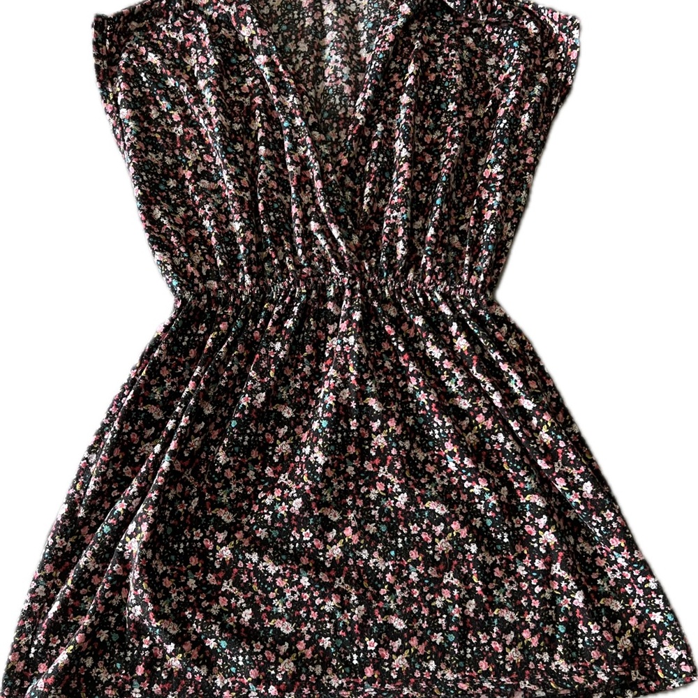 Forever 21 Black and White Sleeveless Blouse
